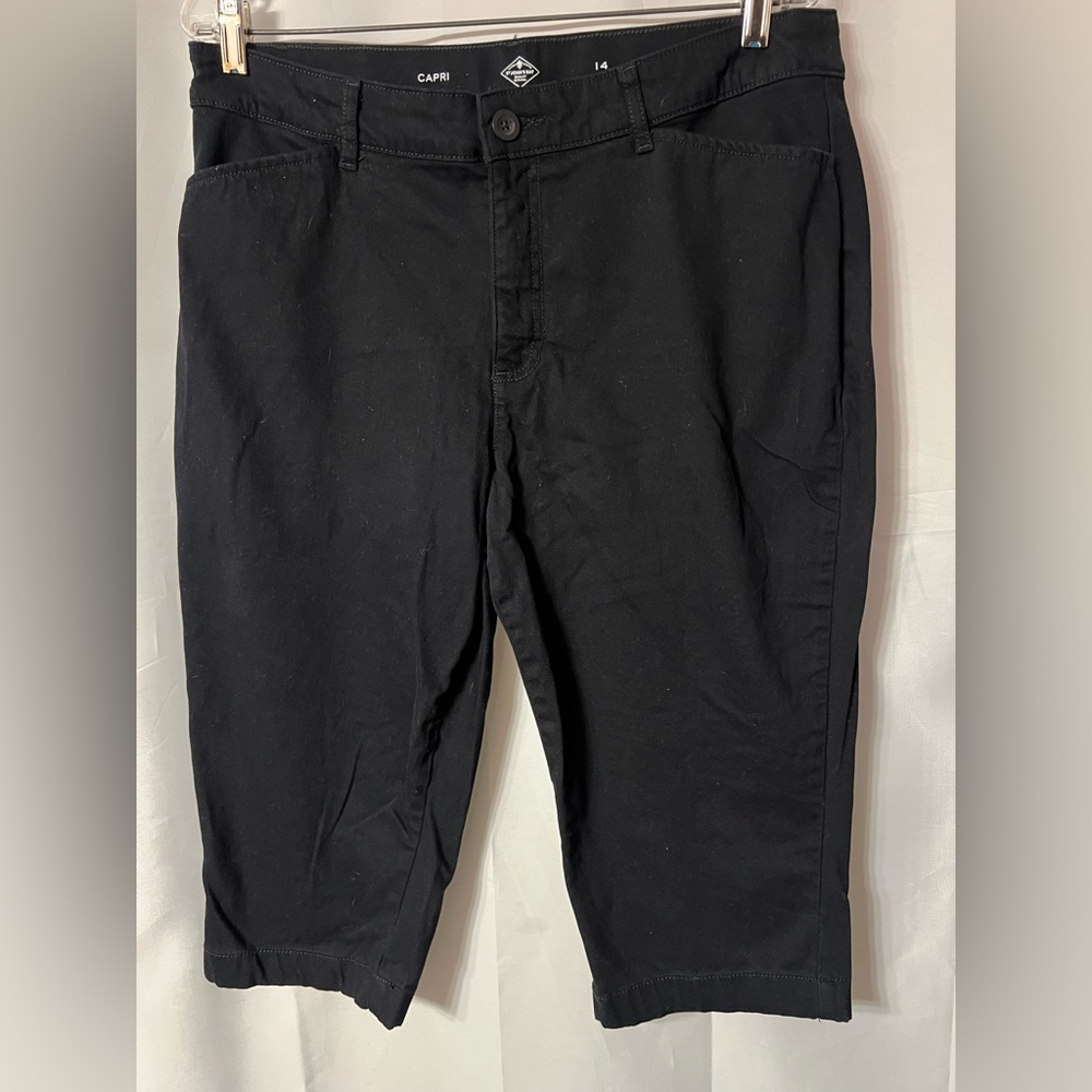 Black St Johns black ladies capris. Size 14. EUC